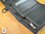 โหลดรูปภาพลงในเครื่องมือใช้ดูของ Gallery Trifold Wallet
